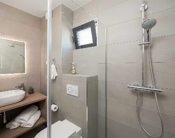 Podstrana Sea-View Penthouse for 6 Guests