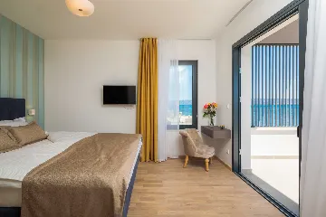 Podstrana Sea-View Penthouse for 6 Guests