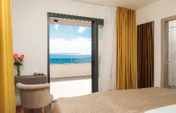 Podstrana Sea-View Penthouse for 6 Guests