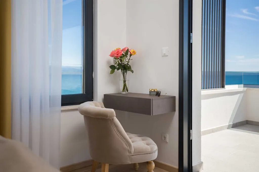 Podstrana Sea-View Penthouse for 6 Guests