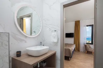 Podstrana Sea-View Penthouse for 6 Guests