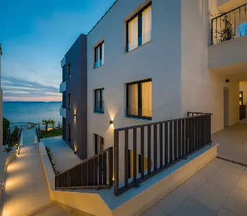 Podstrana Sea-View Penthouse for 6 Guests