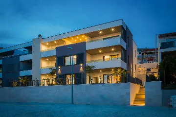 Podstrana Sea-View Penthouse for 6 Guests