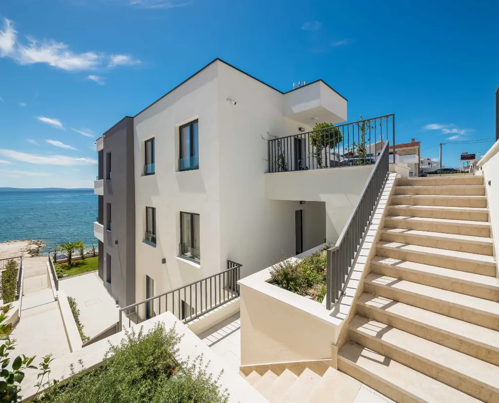 Podstrana Sea-View Penthouse for 6 Guests