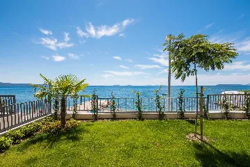 Podstrana Sea-View Penthouse for 6 Guests