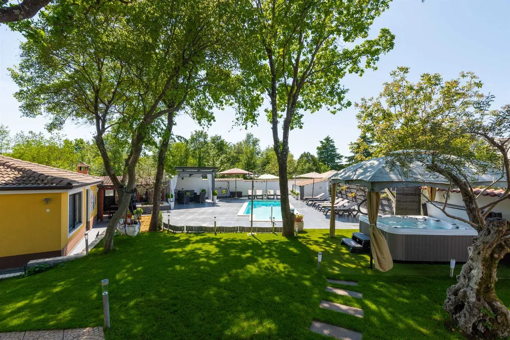 Apartment for 4 in Nova Vas with Pool Access