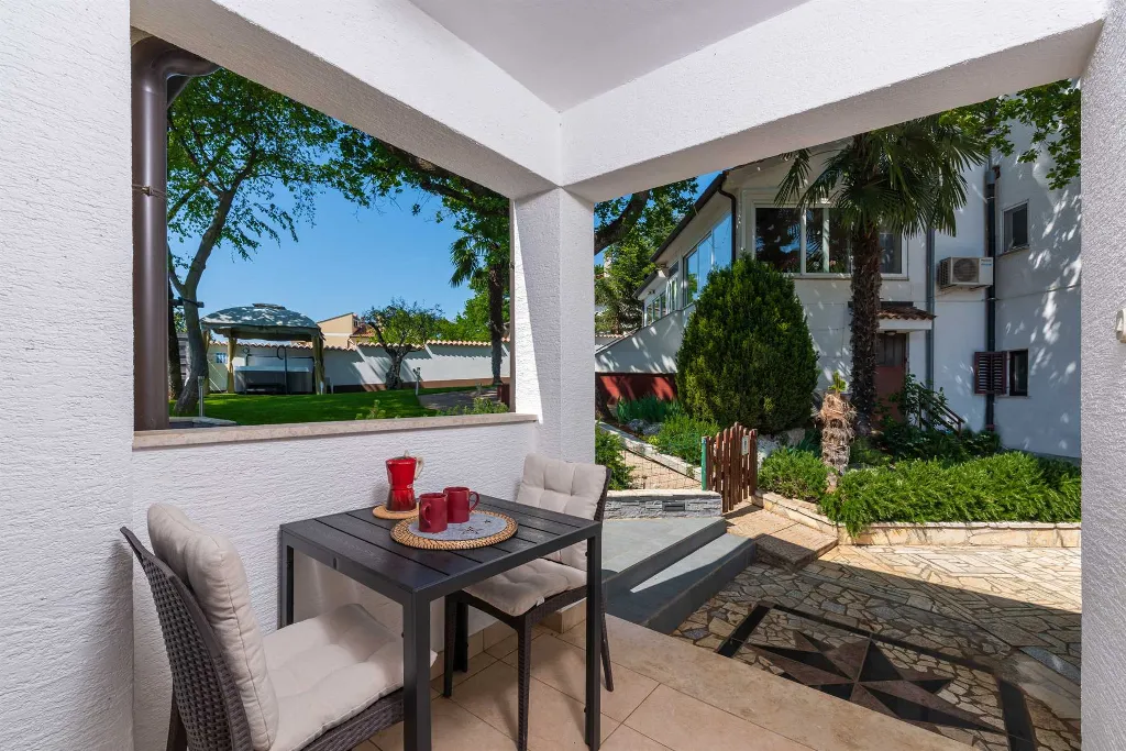 Apartment for 4 in Nova Vas with Pool Access