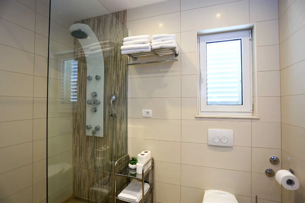Two-Bedroom Villa Apartment in Murter (Sleeps 5)