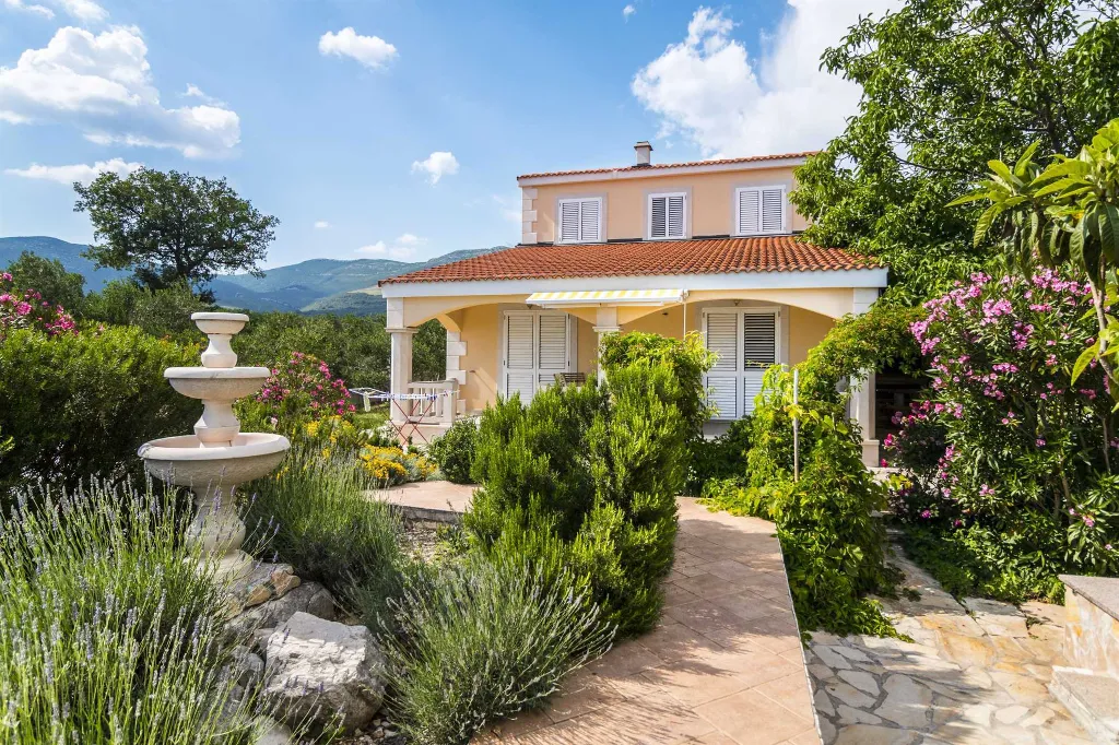 Holiday House in Kaštel Novi with Pool for 10 Guests
