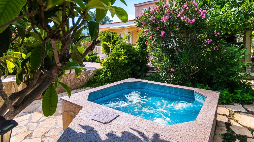 Holiday House in Kaštel Novi with Pool for 10 Guests