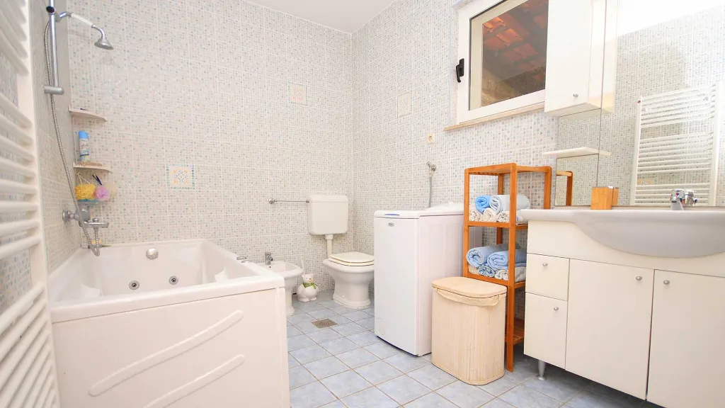 Holiday House in Kaštel Novi with Pool for 10 Guests