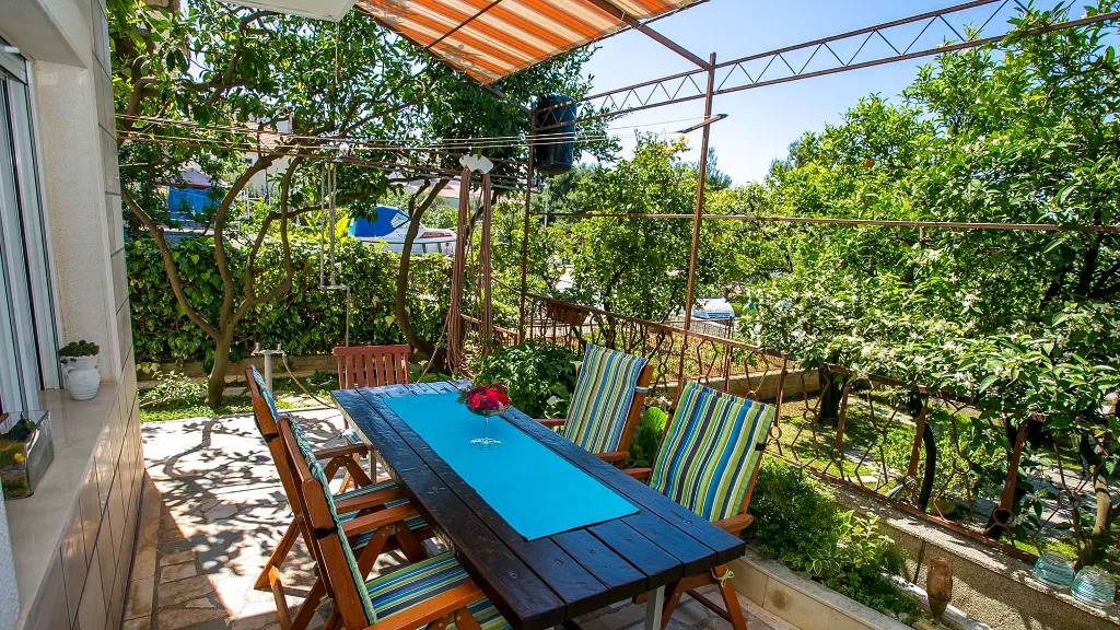 Apartment for 6 Guests with Shared Pool in Trogir