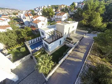 Villa for 11 Guests in Okrug Gornji with Pool
