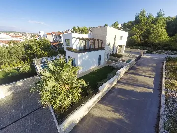 Villa for 11 Guests in Okrug Gornji with Pool