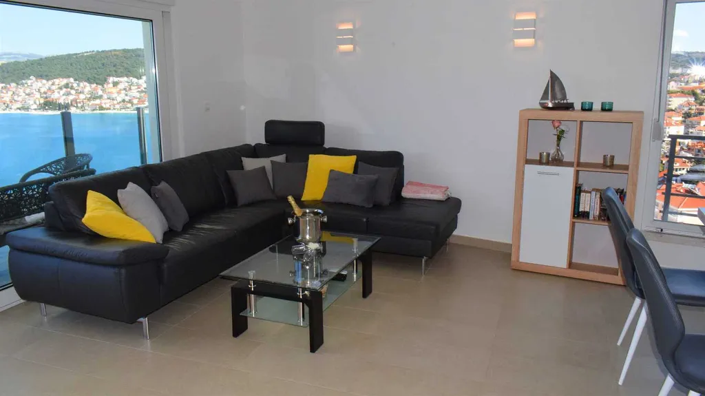 3-Bedroom Apartment with Sea View in Okrug Gornji
