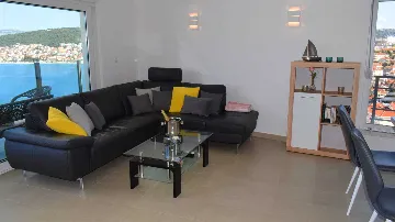 3-Bedroom Apartment with Sea View in Okrug Gornji