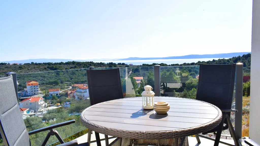 3-Bedroom Apartment with Sea View in Okrug Gornji