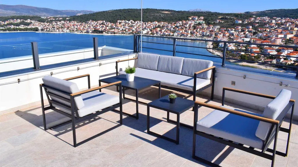 3-Bedroom Apartment with Sea View in Okrug Gornji