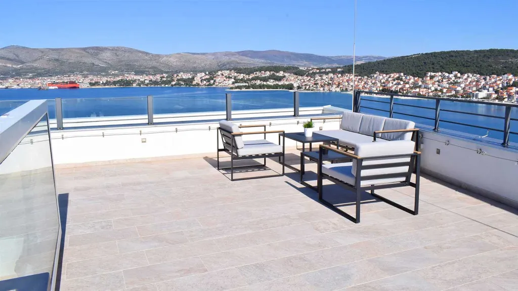3-Bedroom Apartment with Sea View in Okrug Gornji