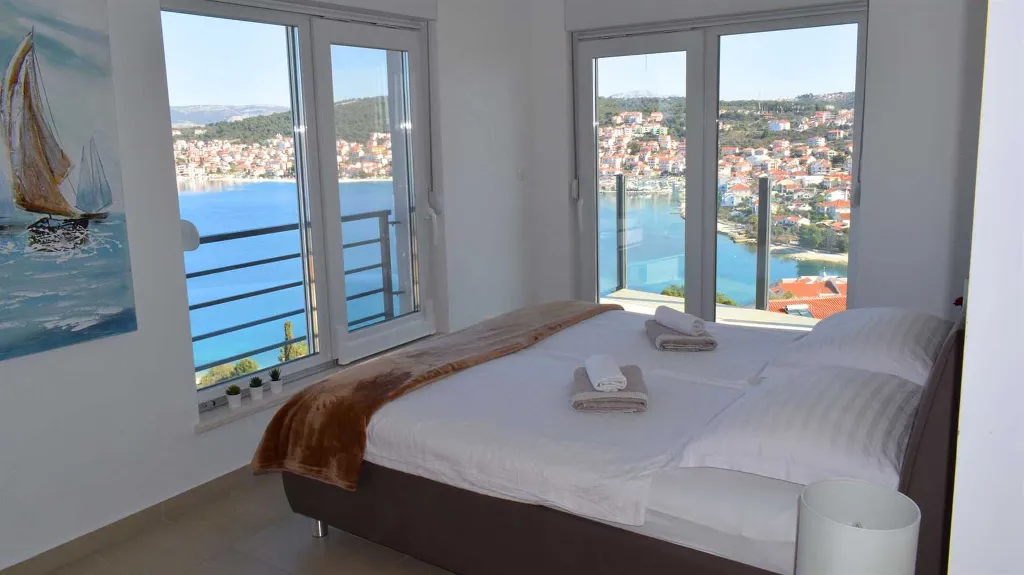 3-Bedroom Apartment with Sea View in Okrug Gornji
