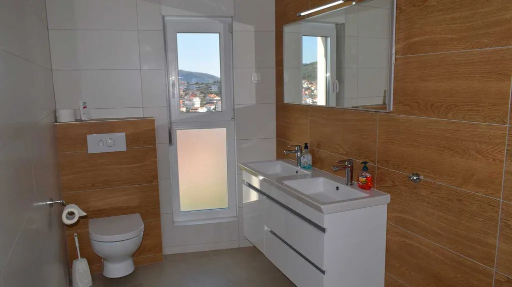 3-Bedroom Apartment with Sea View in Okrug Gornji
