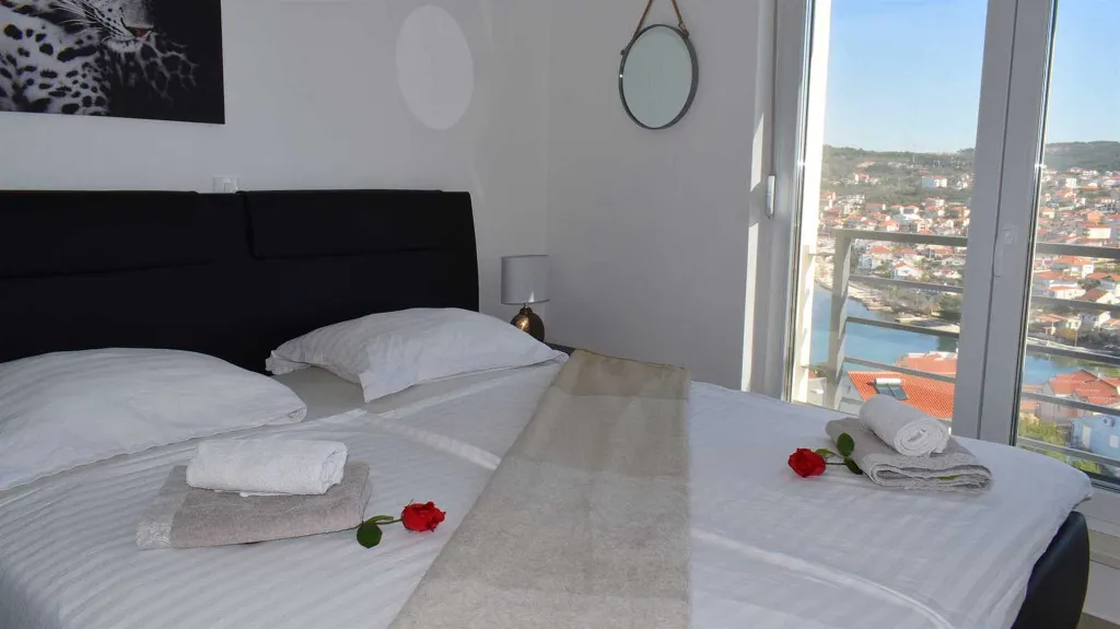 3-Bedroom Apartment with Sea View in Okrug Gornji
