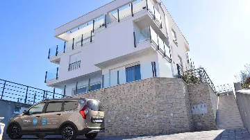 3-Bedroom Apartment with Sea View in Okrug Gornji