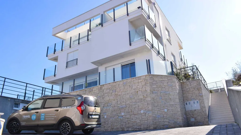 3-Bedroom Apartment with Sea View in Okrug Gornji