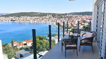 3-Bedroom Apartment with Sea View in Okrug Gornji