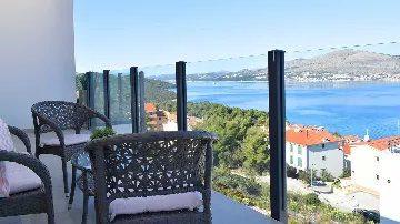 3-Bedroom Apartment with Sea View in Okrug Gornji