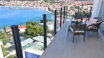 3-Bedroom Apartment with Sea View in Okrug Gornji