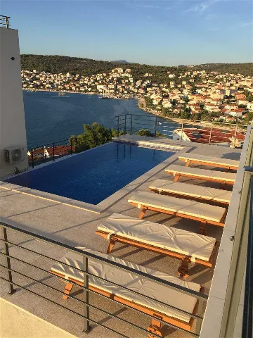 3-Bedroom Apartment with Sea View in Okrug Gornji