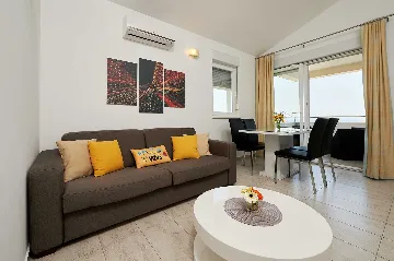 Sea View Apartment with Shared Pool in Okrug Gornji