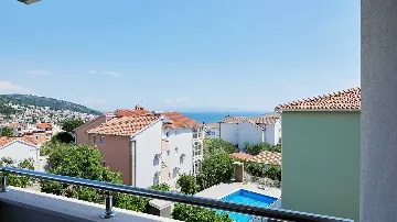 Sea View Apartment with Shared Pool in Okrug Gornji