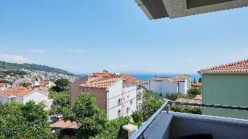 Sea View Apartment with Shared Pool in Okrug Gornji