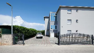 Sea View Apartment with Shared Pool in Okrug Gornji