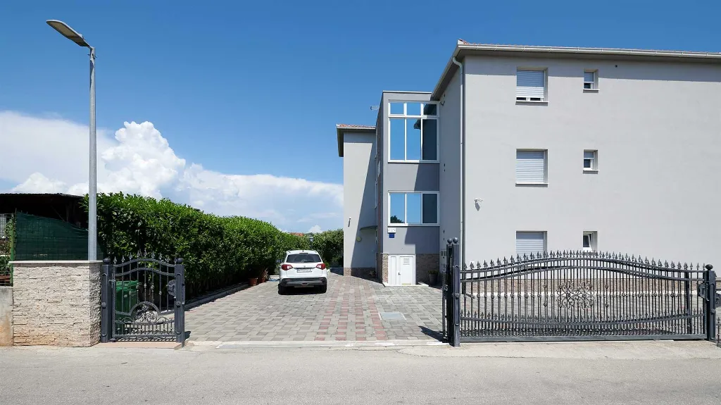 Sea View Apartment with Shared Pool in Okrug Gornji