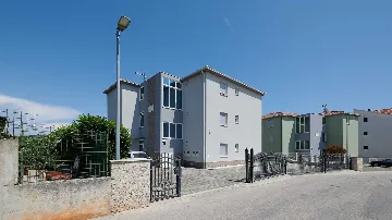 Sea View Apartment with Shared Pool in Okrug Gornji