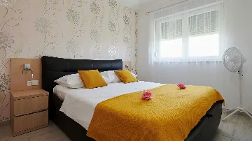 Sea View Apartment with Shared Pool in Okrug Gornji