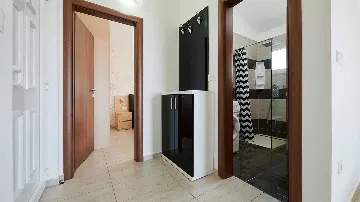 Sea View Apartment with Shared Pool in Okrug Gornji