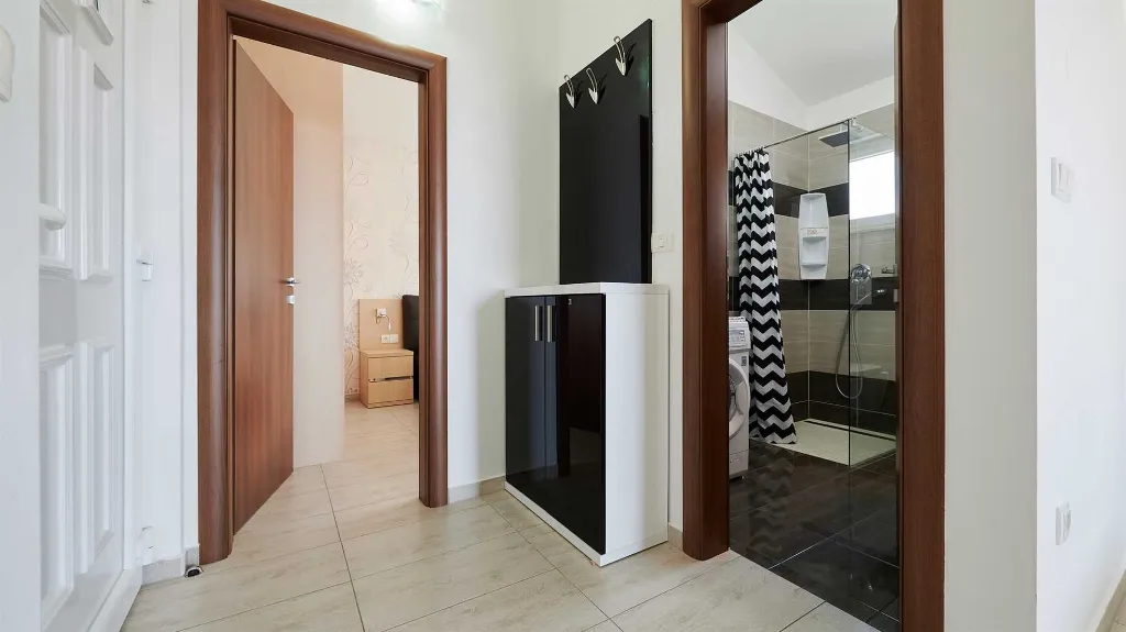 Sea View Apartment with Shared Pool in Okrug Gornji