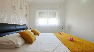 Sea View Apartment with Shared Pool in Okrug Gornji