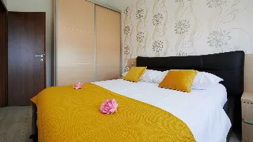 Sea View Apartment with Shared Pool in Okrug Gornji