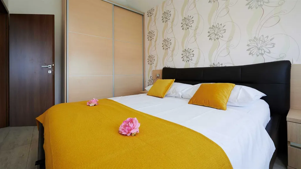 Sea View Apartment with Shared Pool in Okrug Gornji