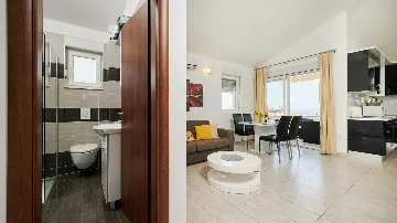 Sea View Apartment with Shared Pool in Okrug Gornji