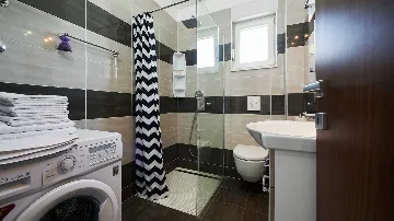 Sea View Apartment with Shared Pool in Okrug Gornji