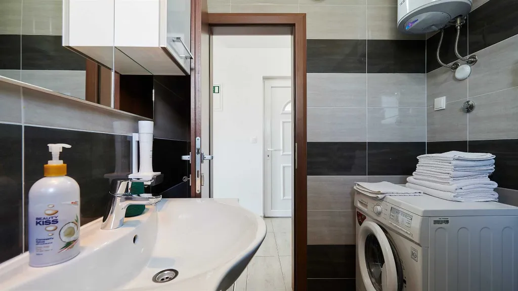 Sea View Apartment with Shared Pool in Okrug Gornji