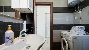 Sea View Apartment with Shared Pool in Okrug Gornji