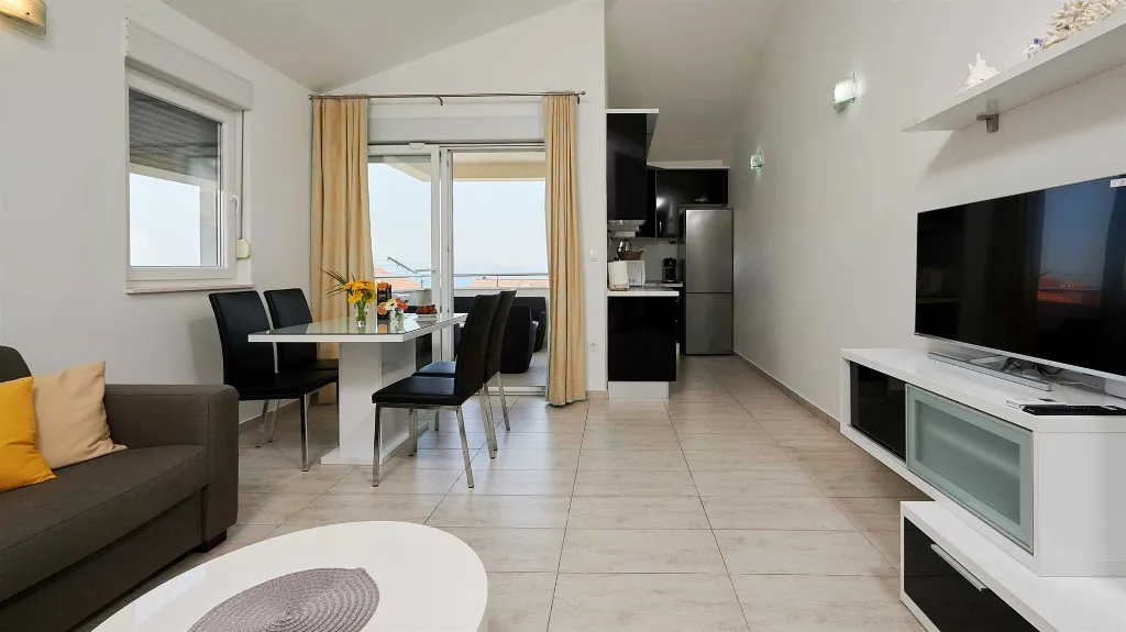 Sea View Apartment with Shared Pool in Okrug Gornji