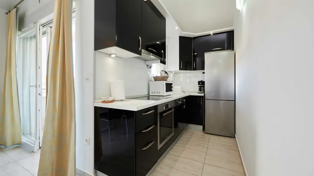 Sea View Apartment with Shared Pool in Okrug Gornji